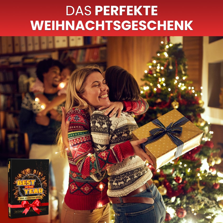 Zwei Frauen umarmen sich freudig bei der Übergabe des Silvester Spiels als Weihnachtsgeschenk